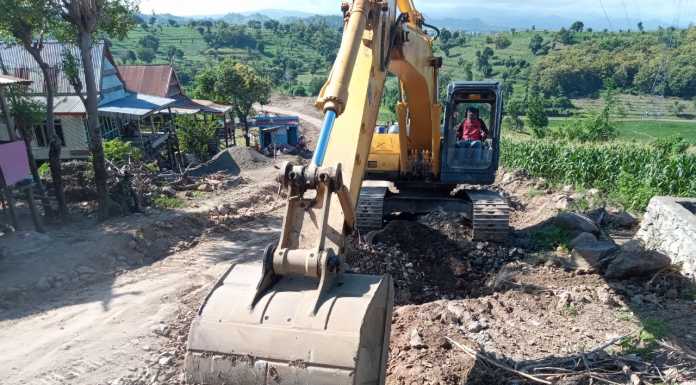 Medan Sangat Berat, Satgas TMMD ke-108 Kodim 1425 Jeneponto Datangkan Alat Berat Satgas TMMD