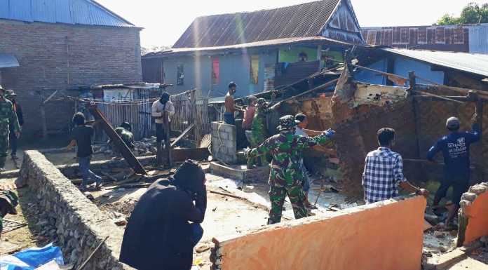 Puluhan Tahun Tidur Diatas Lantai Tanah, Rumah Ati di Bedah Satgas TMMD ke 108 Kodim Jeneponto Kodim Jeneponto