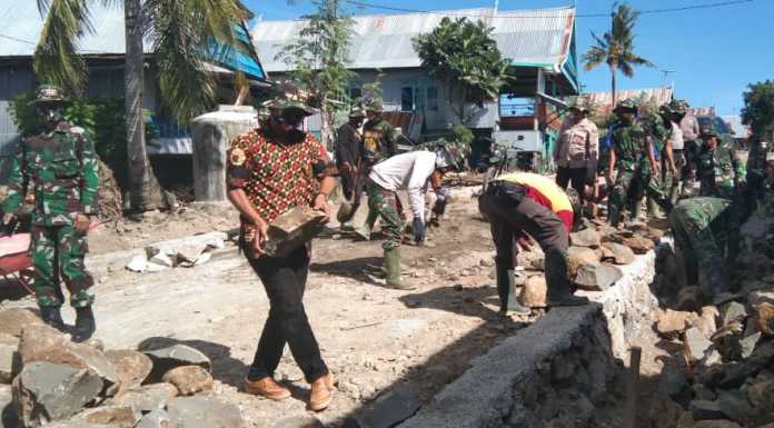 Tak Mau Ketinggalan, Kades Bontorappo Ikut Bergotong Royong Bersama Satgas TMMD Kepala desa