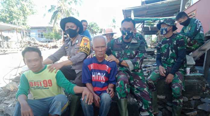 Merajut Jalan, TNI Polri Bersenda Gurau Bersama Masyarakat TNI Polri