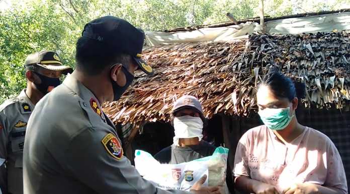 HUT RI ke-75, Kapolres Jeneponto Salurkan Bantuan Kepada Warga Kurang Mampu Kapolres Jeneponto