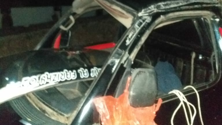 Ban Meletus, Mobil Pickup DD 8340 BE Terguling di Jeneponto