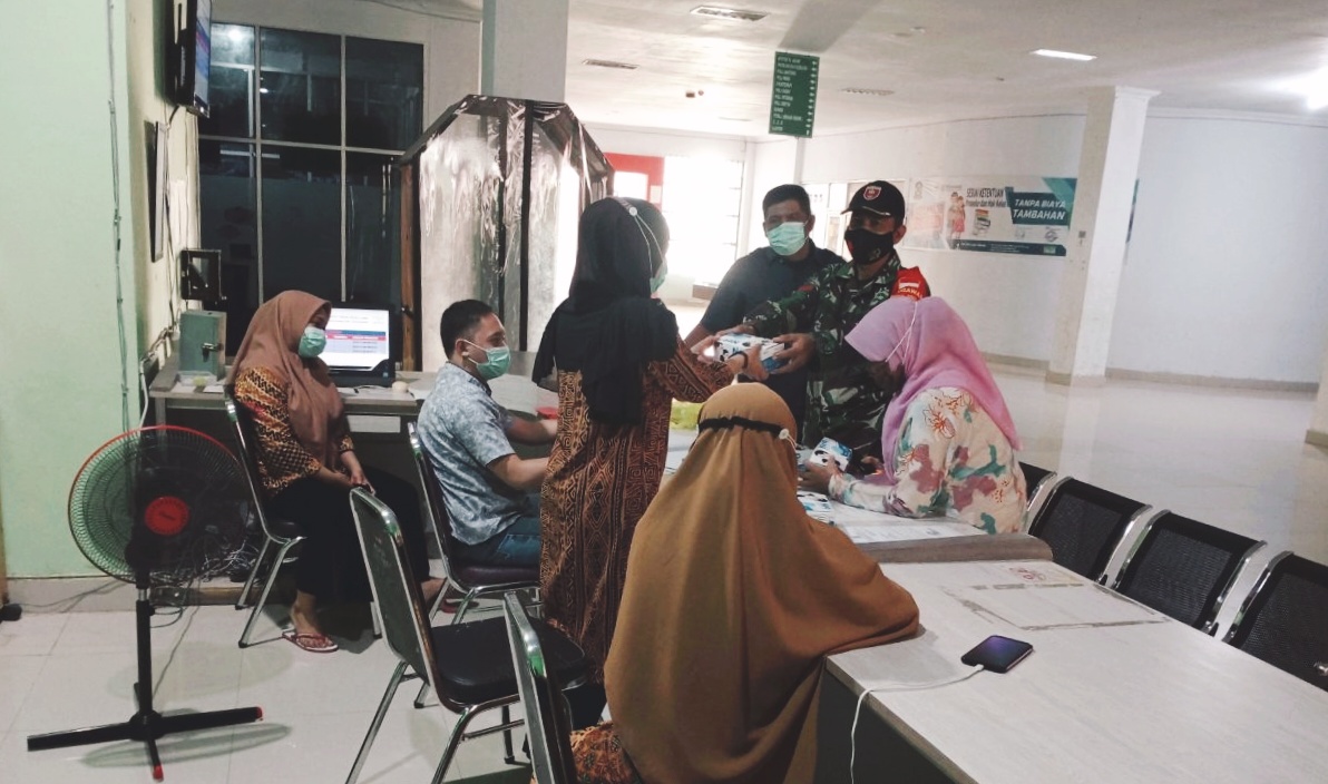 Peduli Nakes, Kodim 1425 Jeneponto Bagikan 300 Masker