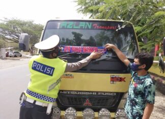 Kepolisian resort (Polres) Jeneponto melalui Satuan Lalu Lintas (Satlantas) terus melakukan pencegahan penyebaran Corona Virus Disease 2019 ( Covid-19 )