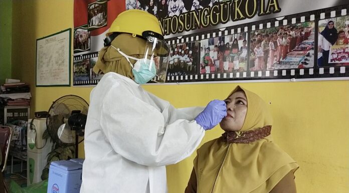 Tenaga Kependidikan dan Pendidik SDN 48 Bontosunggu Kota melakukan tes swab