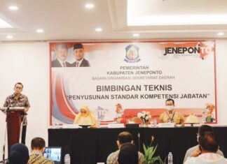 Wakil Bupati Jeneponto Paris Yasir membuka bimbingan teknis penyusunan standar kompetensi jabatan di Hotel Golden Tulip Makassar, Kamis, 10 Desember 2020