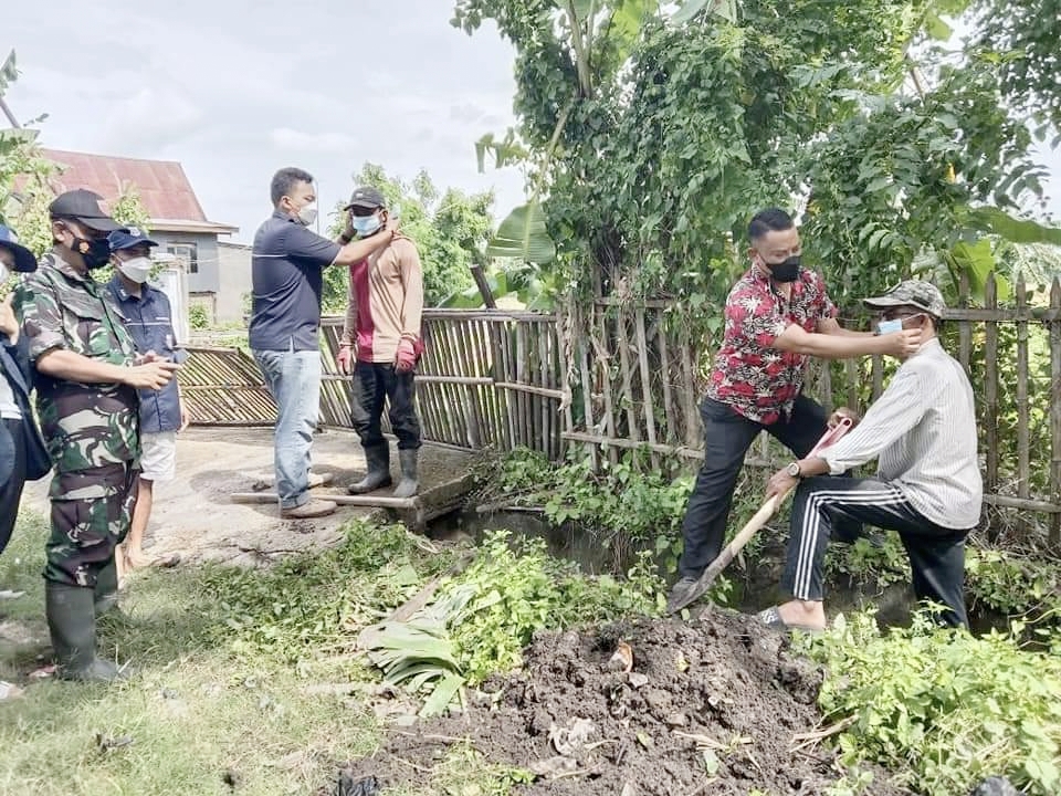 Cegah Virus, Pemerintah Kelurahan Empoang Selatan Bagi Masker dan Edukasi Warga Terapkan Prokes