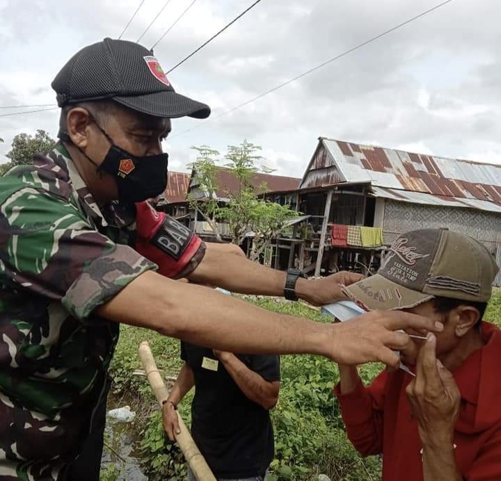 Cegah Virus, Pemerintah Kelurahan Empoang Selatan Bagi Masker dan Edukasi Warga Terapkan Prokes