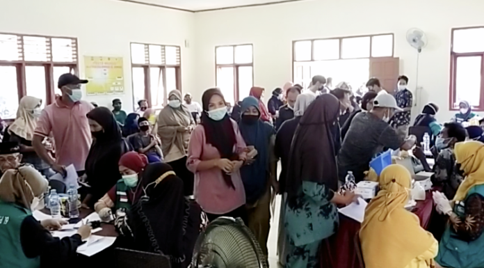 Masyarakat Antusias Ikut Vaksinasi yang Dilaksanakan Karang Taruna Jeneponto Masyarakat