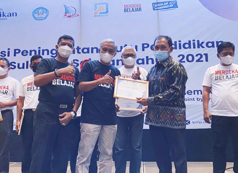 Di Akhir 2021, Ketua TP PKK dan Kadisdikbud Jeneponto Terima Penghargaan di Bidang Pendidikan