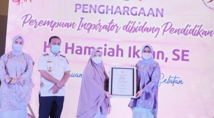 Ketua TP PKK Jeneponto, Hj Hamsiah Iksan menerima penghargaan pada peringatan Hari Ibu ke-93 yang bertema &#Array;Perempuan Berdaya, Indonesia Maju&#Array; di hotel Claro, jalan A.P Pettarani, Kota Makassar, Rabu, 29 Desember 2021.