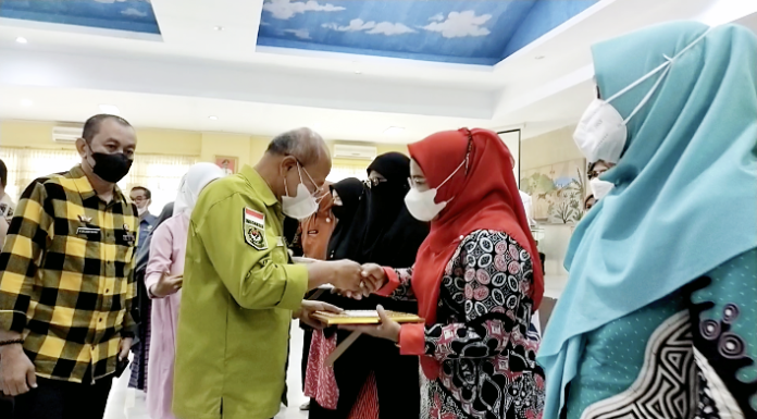 Bupati Jeneponto Serahkan Piagam dan Uang Pembinaan Kepada Juara LSS 2021 Bupati