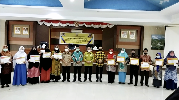 Bupati Jeneponto Serahkan Piagam dan Uang Pembinaan Kepada Juara LSS 2021