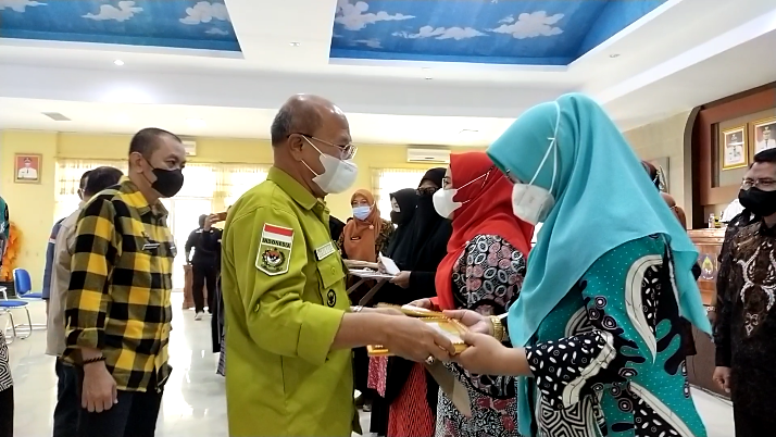 Bupati Jeneponto Serahkan Piagam dan Uang Pembinaan Kepada Juara LSS 2021