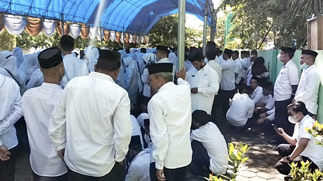 Upacara HAB Kemenag, Oknum Pegawai Duduk Santai, Ada Main HP Saat Bupati Bacakan Sambutan