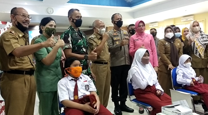 205 Siswa Disuntik dalam Vaksinasi Perdana Anak Usia 6-11 Tahun di Jeneponto 205 Siswa