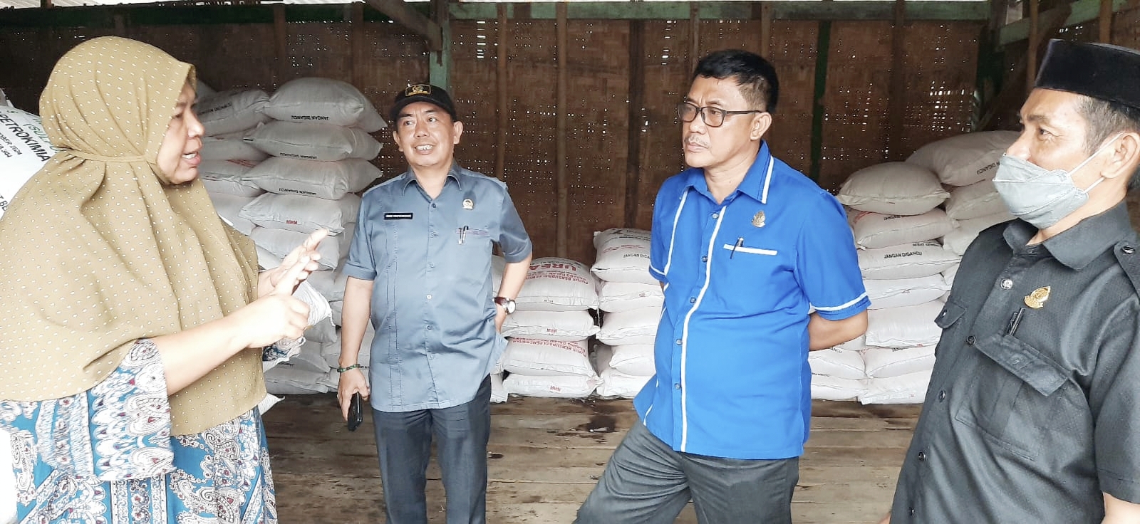 Wakil Ketua dan Komisi II DPRD Jeneponto Datangi Pengecer Pupuk di Rumbia, ini Tujuannya