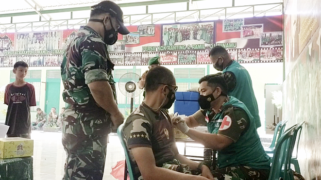 Personil Kodim 1425 Jeneponto Bersama Istri Antusias Ikuti Vaksinasi Dosis Ketiga