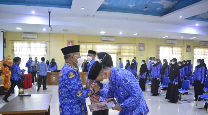 Serahkan SK PNS, Bupati Jeneponto, Dorong Kedisiplinan dan Inovasi ASN Serahkan