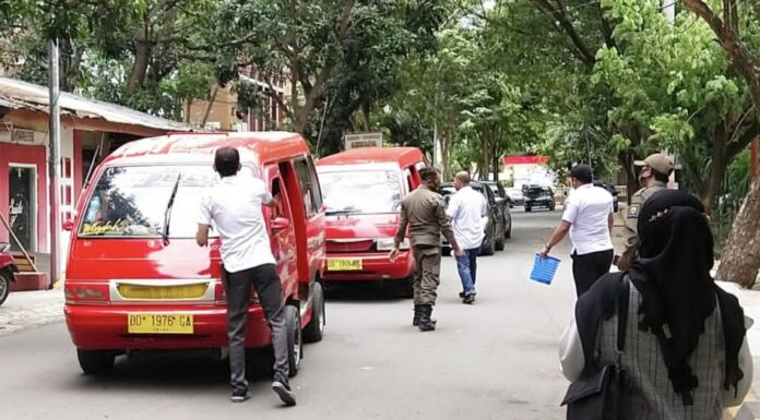 Hari Peduli Sampah Nasional, Pj Sekda Bagikan Sticker dan Tempat Sampah Kepada Pengendara Hari