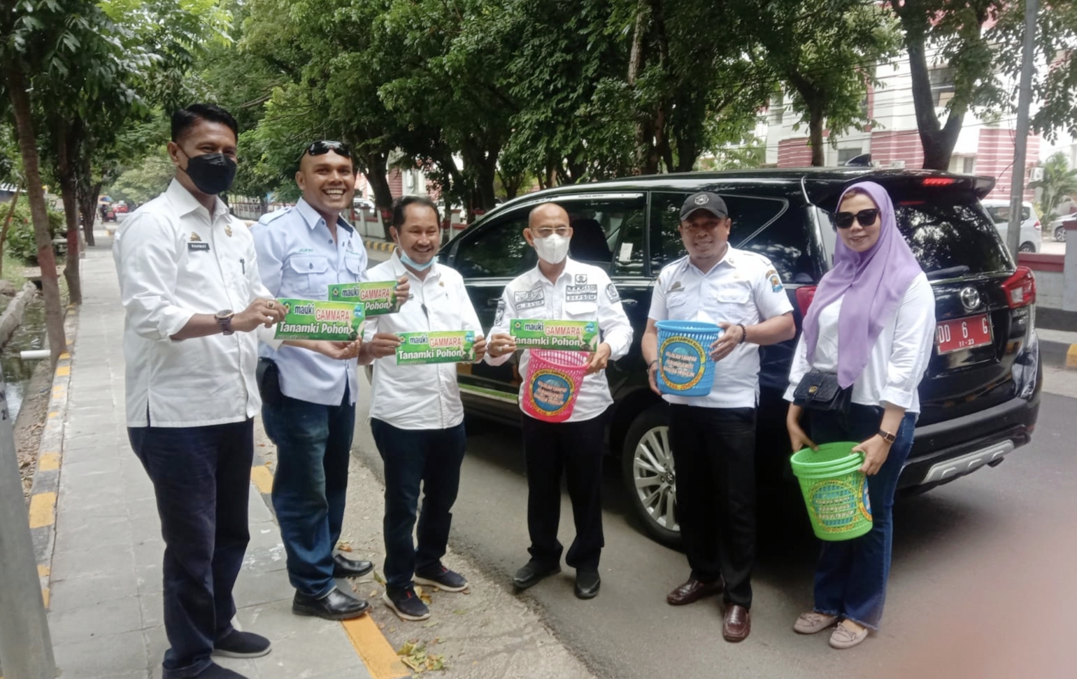 Hari Peduli Sampah Nasional, Pj Sekda Bagikan Sticker dan Tempat Sampah Kepada Pengendara