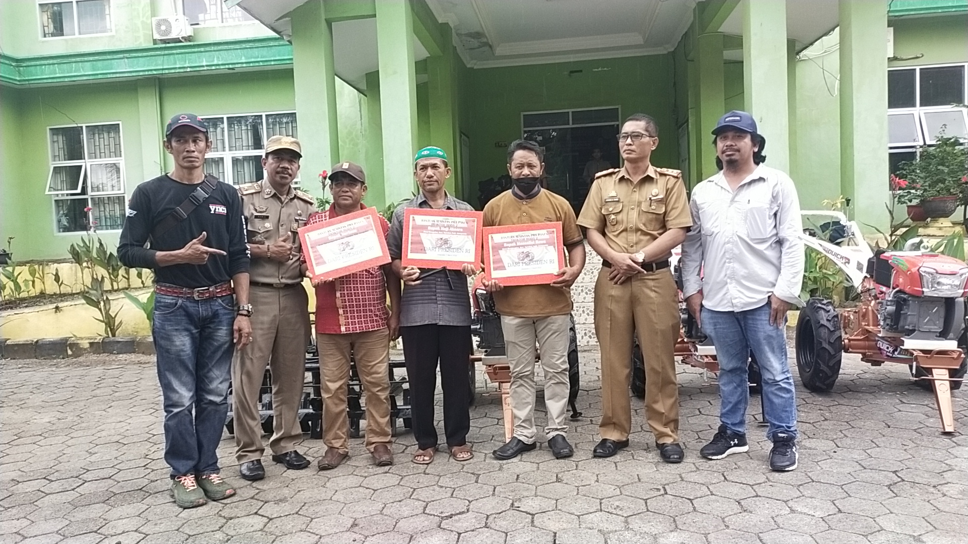 Petani Jeneponto Dapat Hand Traktor Dari Presiden Jokowi