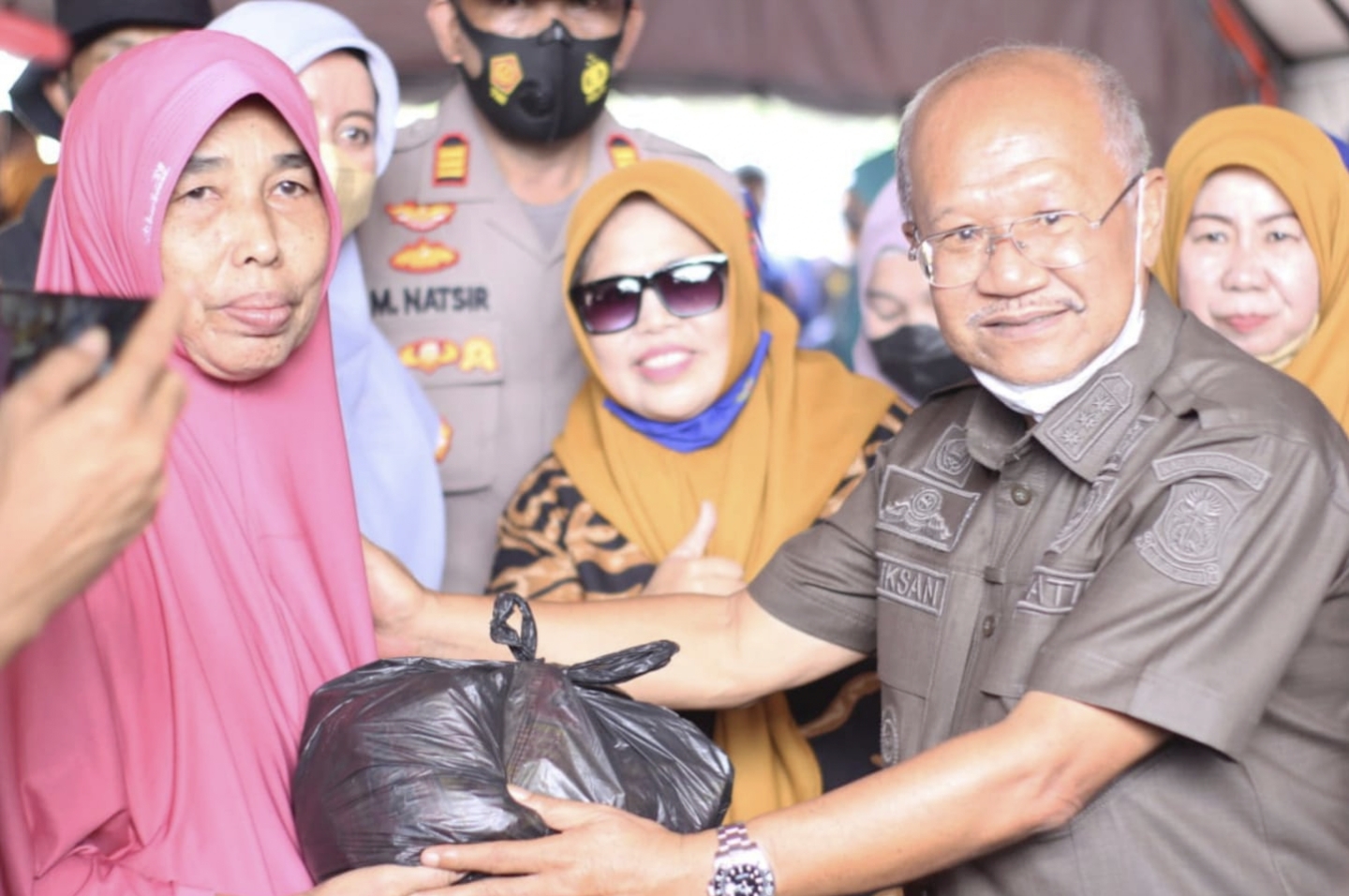 Bupati Jeneponto Sambangi Korban Angin Puting Beliung, Serahkan Bantuan Sembako