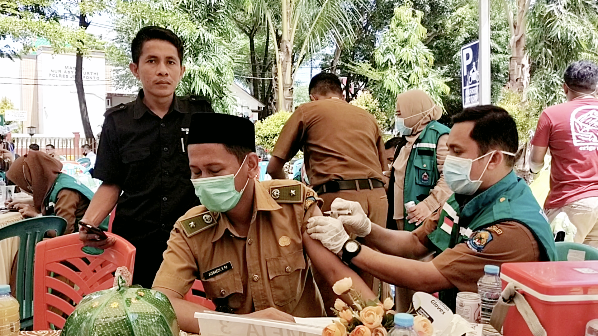 Ketua dan Beberapa Anggota DPD APDESI Jeneponto Terima Vaksin Booster