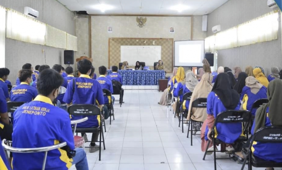 Ketua TP PKK Jeneponto Paparkan Materi Soft Skill pada Pelatihan Kejuruan di UPT BLK