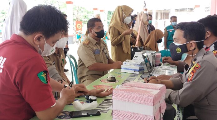 ASN Pemkab Jeneponto Antusias Ikuti Vaksinasi Massal yang Menyiapkan Bingkisan Minyak Goreng ASN