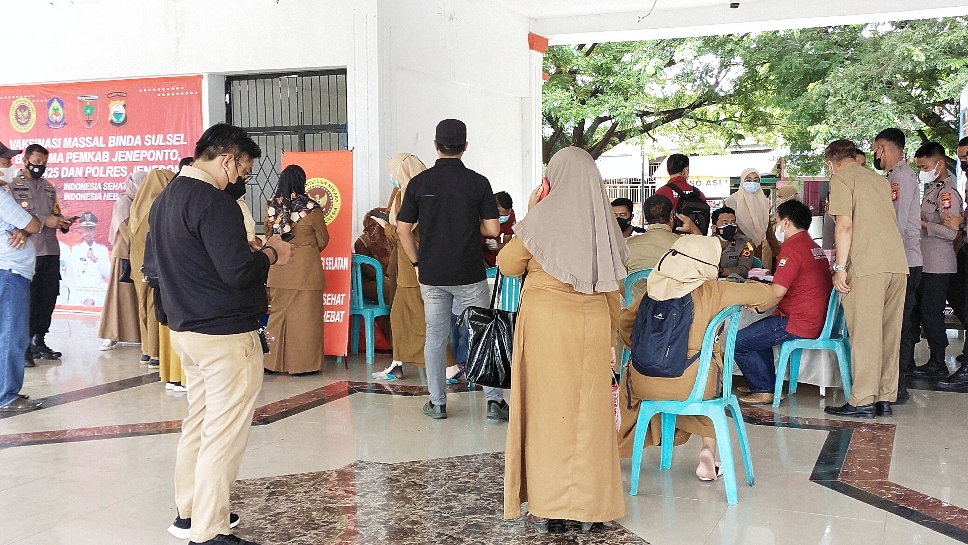 ASN Pemkab Jeneponto Antusias Ikuti Vaksinasi Massal yang Menyiapkan Bingkisan Minyak Goreng