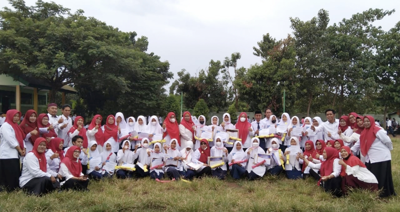 MTsN 2 Jeneponto Berikan Penghargaan Kepada Siswa Peraih Prestasi Tingkat Nasional dan Internasional