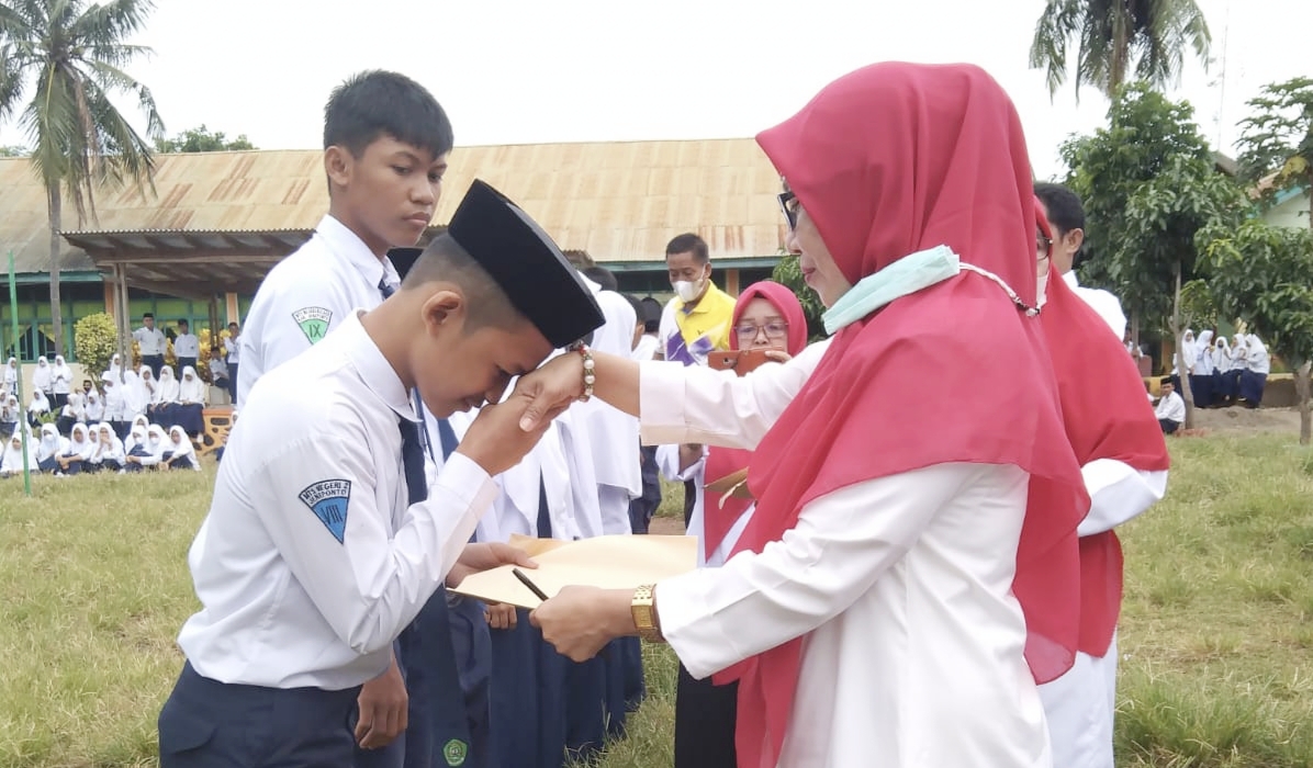 MTsN 2 Jeneponto Berikan Penghargaan Kepada Siswa Peraih Prestasi Tingkat Nasional dan Internasional