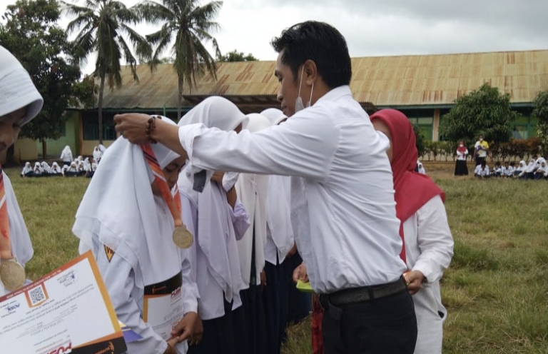 MTsN 2 Jeneponto Berikan Penghargaan Kepada Siswa Peraih Prestasi Tingkat Nasional dan Internasional
