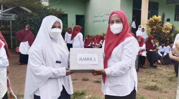 MTsN 2 Jeneponto Berikan Penghargaan Kepada Siswa Peraih Prestasi Tingkat Nasional dan Internasional MTsN 2