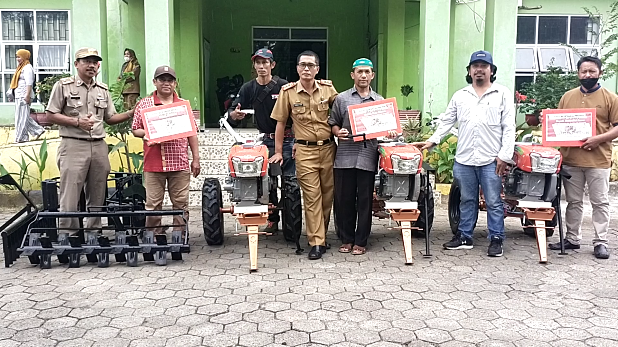 Petani Jeneponto Dapat Hand Traktor Dari Presiden Jokowi