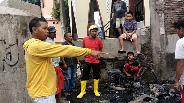 Dengar Kabar Rumah Warga di Dapilnya Hangus Terbakar, Legislator Golkar ini Langsung Bantu Korban