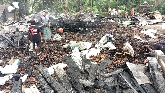 Kebakaran di Desa Tanammawang, Hanguskan 3 Unit Rumah dan Motor Vega ZR