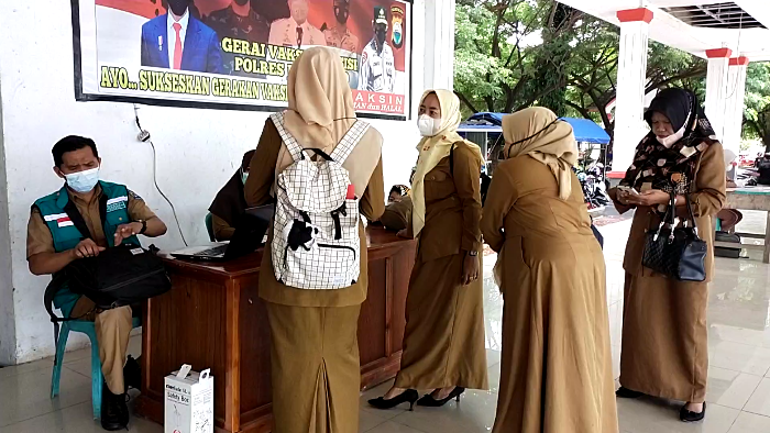 ASN Pemkab Jeneponto Antusias Ikuti Vaksinasi Massal yang Menyiapkan Bingkisan Minyak Goreng