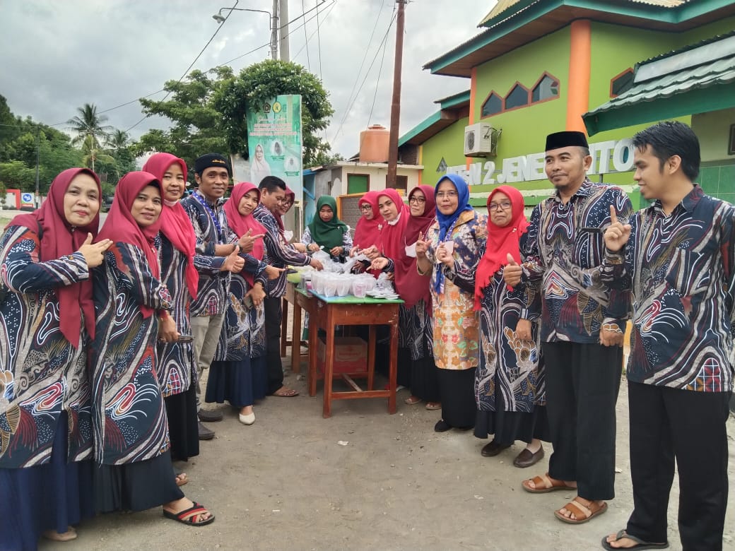 Semarak Ramadan, MTsN 2 Jeneponto Bagi-bagi Takjil Gratis