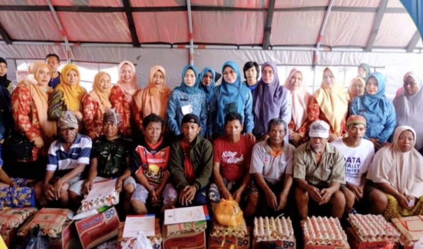 Bupati, Ketua TP PKK, Dandim 1425, Kepala OPD Serahkan Bantuan Kepada Korban Kebakaran