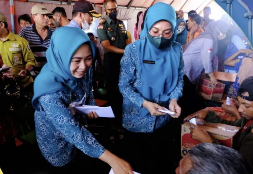 Bupati, Ketua TP PKK, Dandim 1425, Kepala OPD Serahkan Bantuan Kepada Korban Kebakaran