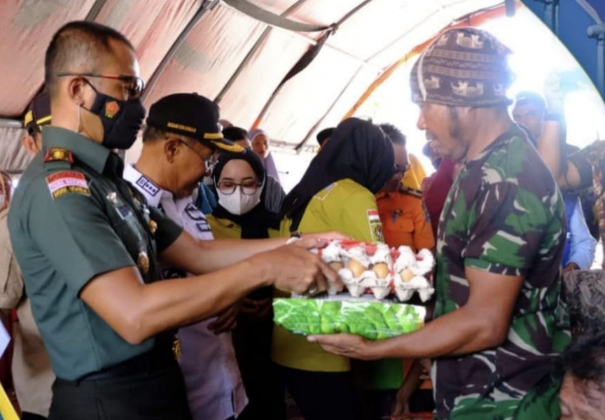 Bupati, Ketua TP PKK, Dandim 1425, Kepala OPD Serahkan Bantuan Kepada Korban Kebakaran
