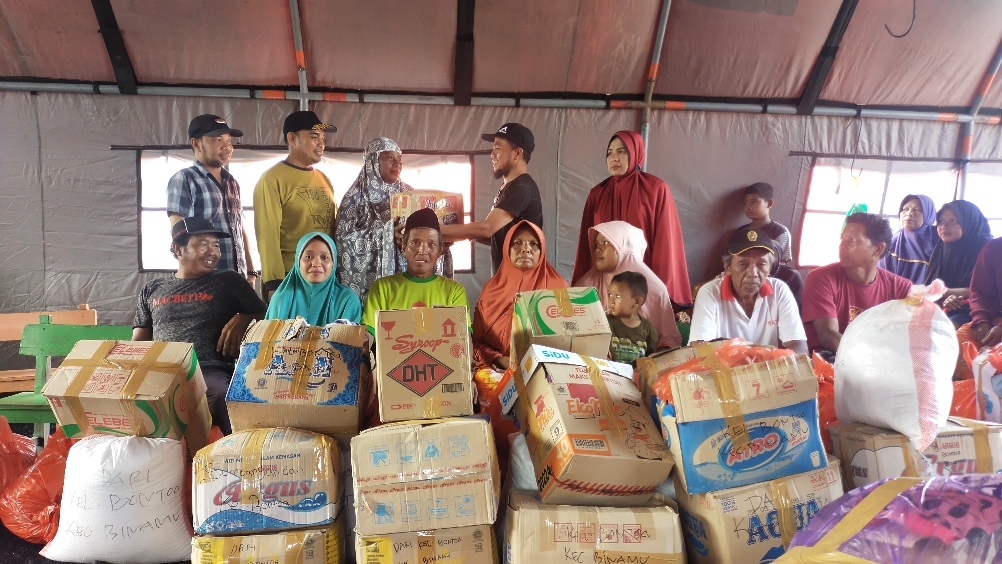 Pemerintah Kelurahan Bontoa Serahkan Bantuan Kepada Korban Kebakaran di Biringkassi Jeneponto