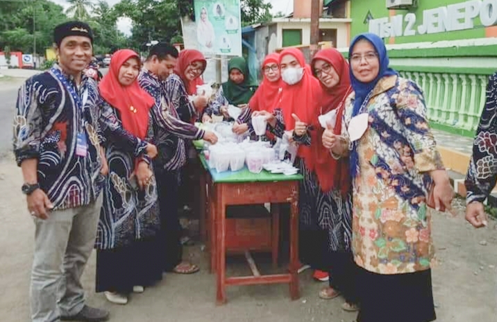 Semarak Ramadan, MTsN 2 Jeneponto Bagi-bagi Takjil Gratis