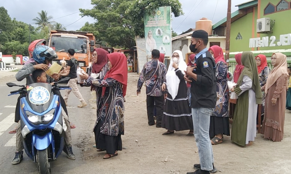 Semarak Ramadan, MTsN 2 Jeneponto Bagi-bagi Takjil Gratis