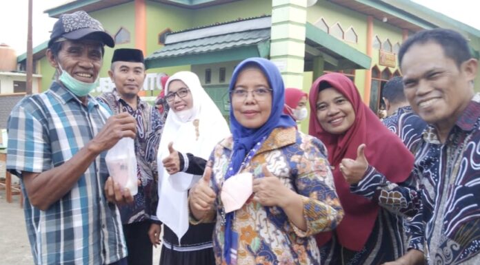 Semarak Ramadan, MTsN 2 Jeneponto Bagi-bagi Takjil Gratis Semarak