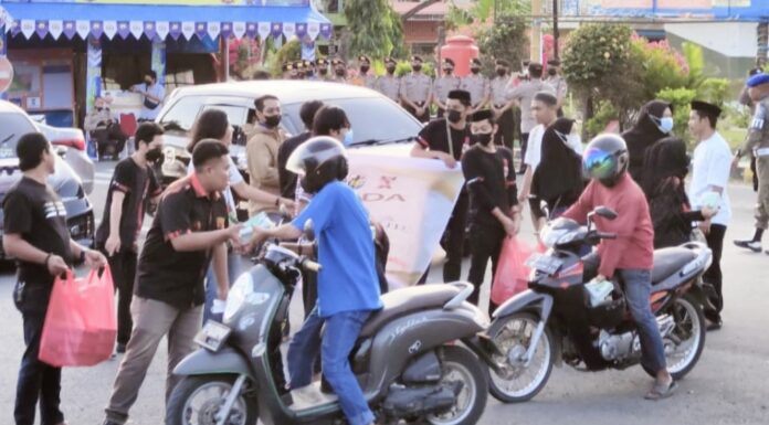 MPC Pemuda Pancasila, KNPI dan SAPMA Jeneponto Bagi Takjil Kepada Pengguna Jalan Raya MPC Pemuda Pancasila