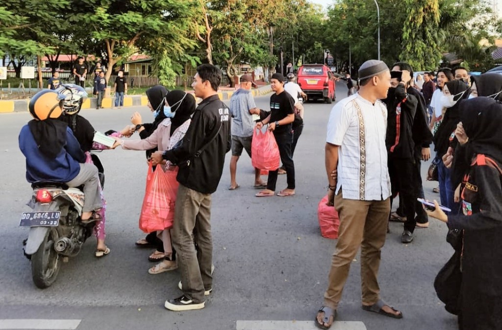 MPC Pemuda Pancasila, KNPI dan SAPMA Jeneponto Bagi Takjil Kepada Pengguna Jalan Raya