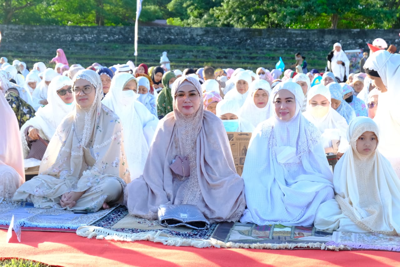 Bupati, Ketua TP PKK Berbaur dengan Masyarakat Melaksanakan Salat Idul Fitri di Stadion Mini Turatea